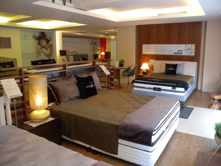 體驗縮圖 - 枕頭怎麼挑!? 美國萊儷絲名床 請部落客現場體驗教您如何挑選床店、枕頭。