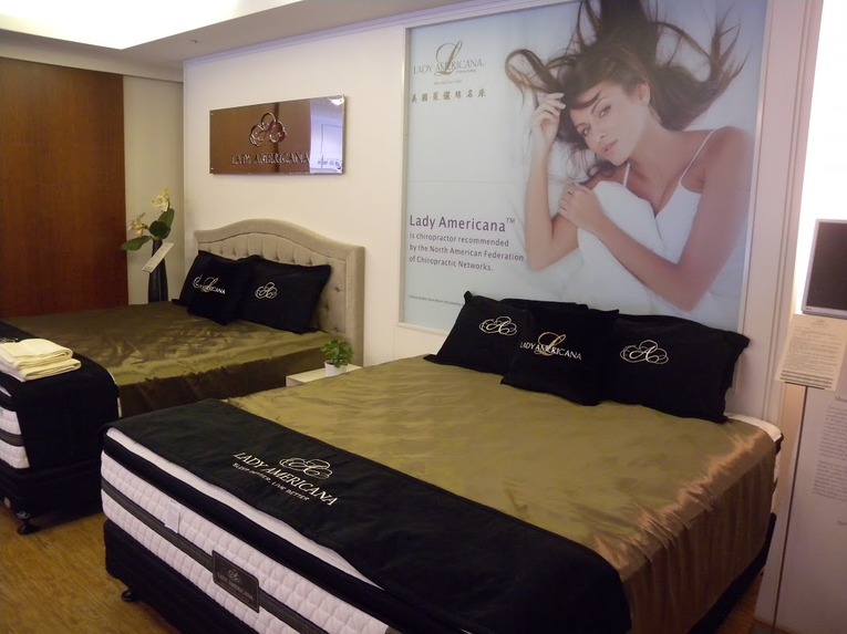 體驗縮圖 - 床墊怎麼挑!? 美國萊儷絲名床 請部落客現場體驗教您如何挑選床墊、枕頭。