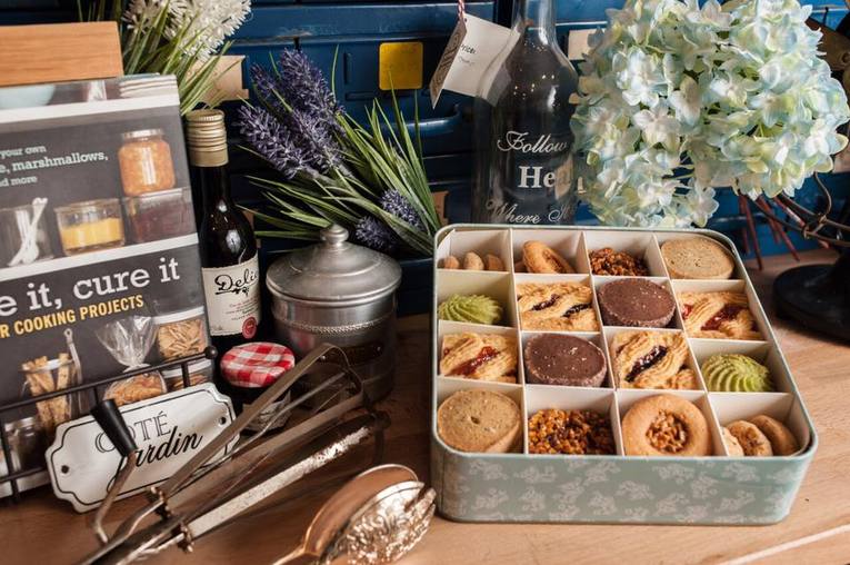 體驗縮圖 - 宅配 【愛蜜手作烘焙坊】 精緻美味手工小點心，​有8種不同口味哦! 16宮格餅乾小鐵盒  