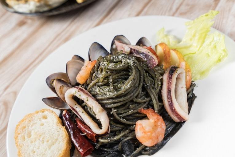 體驗縮圖 - 桃園中原大學旁【思樂伯洋食總匯】任選2~4人份義式套餐，堅持手工熬煮義大利麵醬，店內有萌萌的喵星人陪您一同餐！