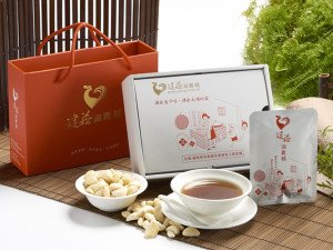 體驗縮圖 - 宅配【建菘滴雞精】20年以上專業養雞經驗，使用黑羽放山公雞，抵抗力最佳、肉質最好，全程自養，食材安心可靠，雞隻絕不打抗生素或生長激素，吃玉米、大豆等原物料長大，無飼料味、雞精更香醇，完整呈現全雞精華的豐富層次口感，適合全家人的養生補品！