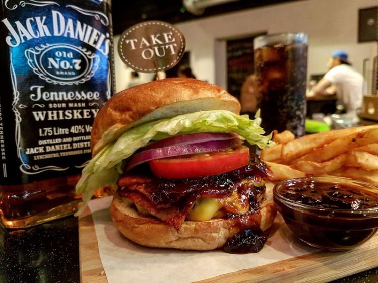 體驗縮圖 - 台北大安區【Take Out Burger&Cafe】2～3人，一起在工業風悠然氛圍中，享受新鮮手打多汁的牛肉漢堡。