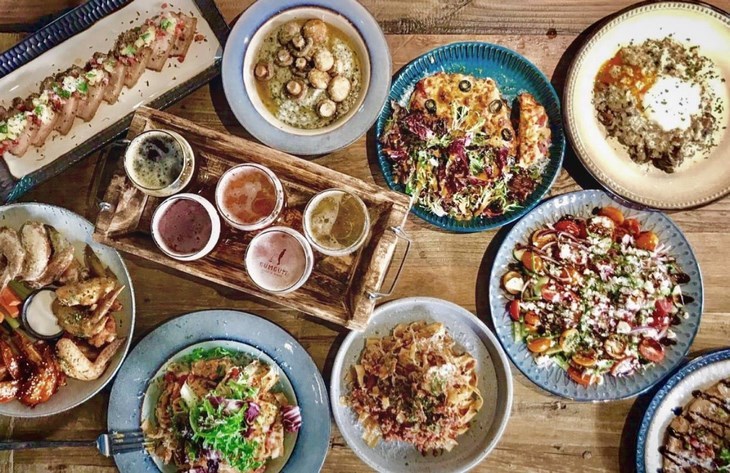 體驗縮圖 - 台北信義【GUMGUM Beer & Wings 餐酒】 2~4人 主打台灣精釀啤酒與多種口味的雞翅餐酒館，提供多元的餐點，80坪的舒適空間，沒有制式的座位，白天是藏身公園綠意中的轉角Coffee Shop，夜晚化身於都市裡的Beer Gorden Bar