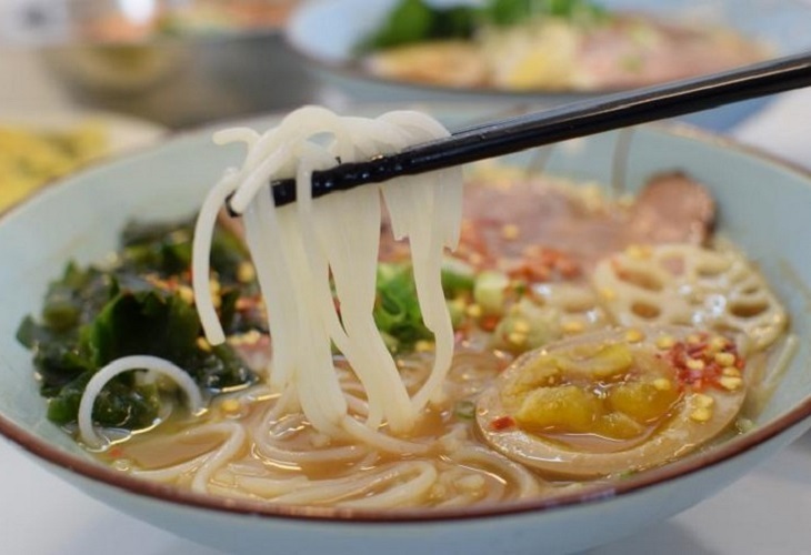 體驗縮圖 - 宜蘭【千日草食堂】2~4人 自製特調宜蘭粗米粉，Ｑ彈古溜中帶有微微米香，搭配關西口味久熬的豚骨湯頭，令人口齒留香的濃醇美味！