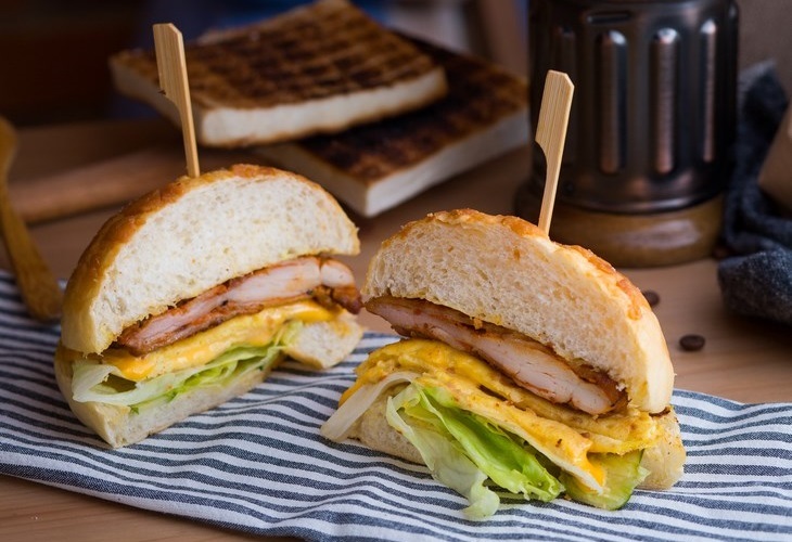 體驗縮圖 - 台北士林【兔司兔司碳烤三明治專賣】 2~3人，超過10種口味以上的碳烤吐司、菠蘿堡，豐富餡料的銅板美味，遠遠就能聞到香氣飄來，令人垂涎三尺！