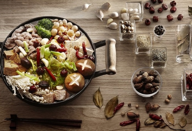 體驗縮圖 - 宅配【成吉思汗】火鍋湯底中使用各種中藥食材，均衡營養又不失絕佳口感，還能兼顧養生需求，原味、辣味加素食，讓你一次滿足。