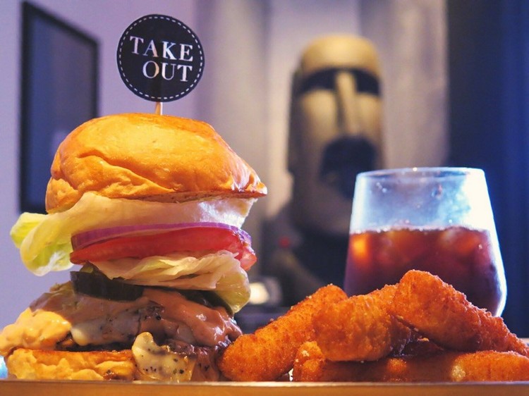 體驗縮圖 - 台北中正區【Take Out Burger&Cafe】2～3人，一起在貓咪圍繞的慵懶氣氛中，享受新鮮手打多汁的漢堡吧！