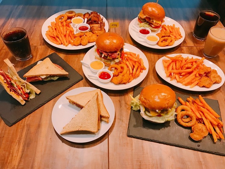 體驗縮圖 - 新北板橋【林斯漢堡美式餐廳Lin's Burger】2~4人，enjoy juicy 享受你的漢堡，新裝潢新菜單，大份量美式漢堡厚實又多汁， 讓你的視覺味蕾一同享受超凡體驗。