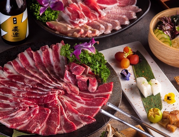 體驗縮圖 - 台中西區【Oborozuki朧月日式炭火燒肉酒館】雙人體驗，十六葉菊朧月套餐！引進新鮮的頂級食材，結合日本精緻傳統料理以套餐型式推出，開放式料理檯、獨立吧台、用餐空間舒適，用餐聚會來朧月~絕對讓您感受到驚喜的滋味！