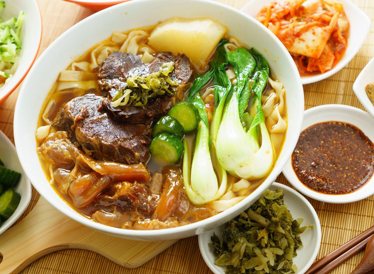 體驗縮圖 - 台北信義【半島牛肉麵】2~4人體驗，精準火候料理塊塊紮實彈嫩的牛肉，牛筋​​軟中帶Ｑ、肉嫩又細緻，搭配彈牙麵條，隱身在巷弄中的好滋味！