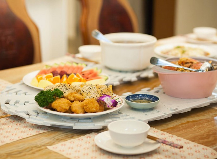 體驗縮圖 - 宅配【龍盤王】長方桌旋轉餐盤，全球首創，全新專利！採用輕量又堅韌的高強度工程塑膠材質，方便傳遞食物，只要輕鬆轉動餐盤，想吃甚麼自己選擇，增添親友聚餐或戶外宴會，增添用餐樂趣！