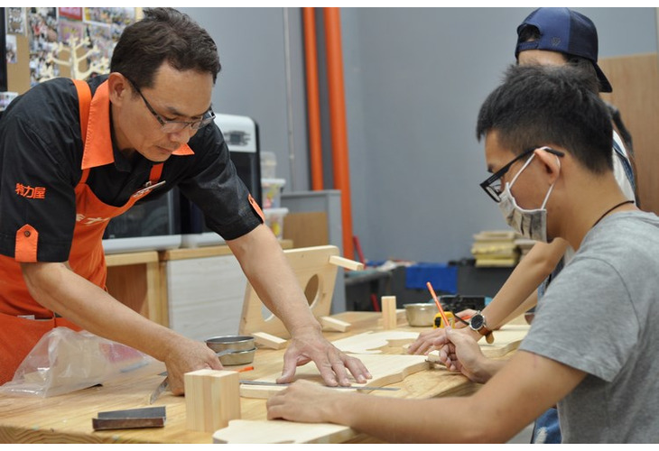 體驗縮圖 - 北中南【特力屋手創空間】木工手作課程DIY，指尖籃球趣，只要用手輕輕彈，看誰進球誰得分！在講師的帶領下，初級木工也能輕鬆上手，在家也能享受籃球的樂趣！