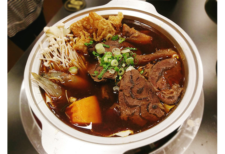 體驗縮圖 - 台中南屯【大紅袍牛肉麵】2~4人大滿漢牛肉麵套餐，嚴選優質美牛大塊鮮嫩牛肉與濃郁湯頭，麵條Q彈勁道吸滿牛骨熬煮鮮美湯汁，佐以比一般花椒更香的大紅袍花椒，牛腱、牛腩、牛肚、牛筋每個部位吃起來口感不同，卻都鮮香美味，不容錯過的台中在地美食！