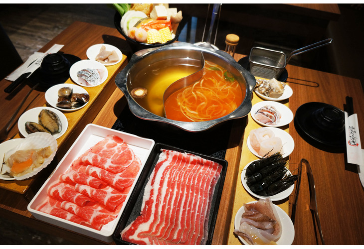 體驗縮圖 - 台北中山【小當家海鮮鍋物民權店】國民海陸雙人套餐，23種海鮮自由任選10種搭配的極盛海宴！不再怕套餐裡有自己不愛吃的，滿滿的海鮮和豐盛肉品，就是要讓您吃到欲罷不能，近捷運中山國小站交通方便！