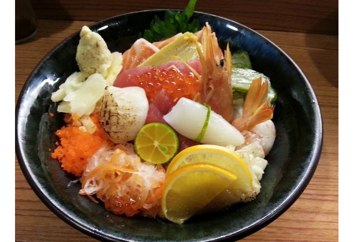 體驗縮圖 - 台北大安【築の藏 東京築地市場丼飯店】2~4人體驗，優質平價日式料理，結合中日西式的烹調手法，冷/熟食丼飯品嚐美味饗宴，生魚片閃耀著光澤，入口綻放海洋之美，甜嫩滑口的享受，為您帶來精彩豐富的美食饗宴！