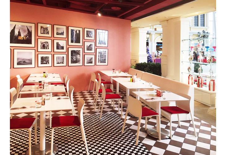 體驗縮圖 - 新北板橋【ALESSI Café板橋店】2~4人義式料理套餐，在明亮簡約的紅、綠、白休憩空間裡，品嚐鮮嫩多汁的排餐、新鮮現做的Pizza、保有傳統與創新風味的義麵主食，搭配原料講究的咖啡、天然鮮果茶等飲品，讓您能愜意地沈浸在義式美學氛圍裡，享受悠閒美好時光