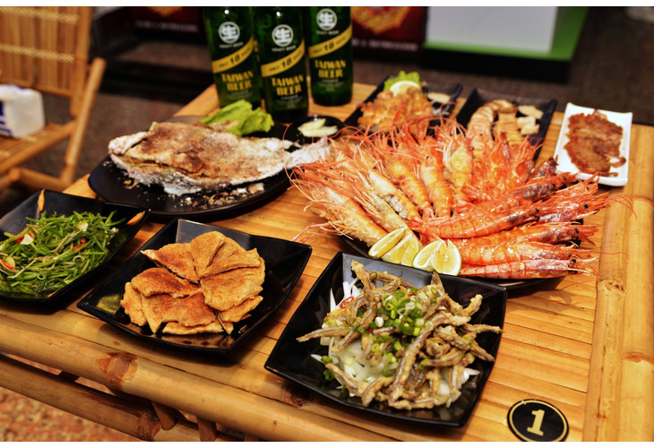 體驗縮圖 - 高雄三民【鑫烤活海鮮燒烤-熱河店】雙人體驗，CP 值超高的平價活海鮮燒烤，獻上"尚青"的美味！活跳跳的泰國蝦和海魚、多樣鹹香烤物、鮮美海鮮選擇，享受大啖美味燒烤，小酌暢聊一番！