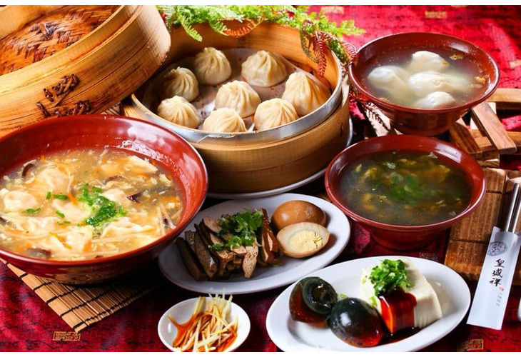 體驗縮圖 - 台中西區【皇宸饌小籠湯包】2~4人體驗，老師傅獨門配方，堅持用心製作新鮮美味，薄嫩外皮與飽滿內餡完美結合，輕咬一口，甘美湯汁隨之流出，香氣息在口中蔓延，不論大人小孩都喜歡！