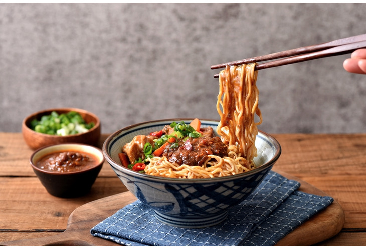 體驗縮圖 - 宅配【永芳料理醬】林阿媽乾拌麵+料理醬，精心熬煮萬用料理醬，當成沾醬、拌麵或燉肉都超美味，紅燒、川麻兩種口味濃郁香辣讓人食指大動，鮮香回甘口齒留香，只要有料理醬就能變身大廚抓住全家人的胃！