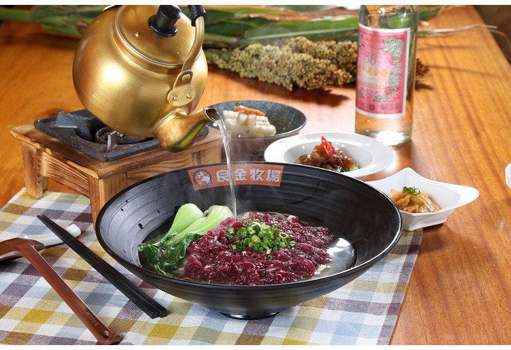 體驗縮圖 - 台中西屯【良金牧場-台中中科店】2~4人體驗，當日金門空運，牧場直送溫體酒糟牛，鮮涮的牛肉，香甜多汁美味，湯頭鹹香迷人，陣陣香氣繚繞鼻尖，每一口都是最銷魂的好滋味！