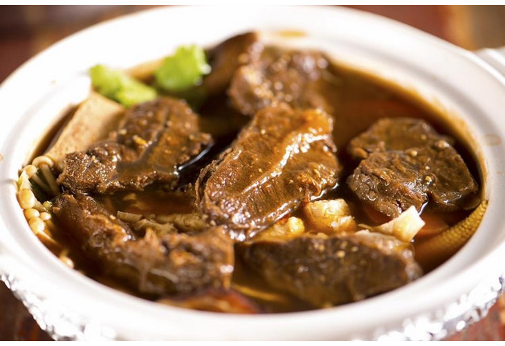 體驗縮圖 - 基隆廟口【強哥一品羊肉爐】原八斗子夜市，雙人體驗，個人獨享火鍋紅燒羊肉爐&紅燒牛肉鍋，獨家配方讓整個湯底鹹香回甘，肉質Q勁十足、多汁肥滿，每一口都是滿足，搭配自製豆瓣醬和麻辣油沾食，更是絕妙享受！