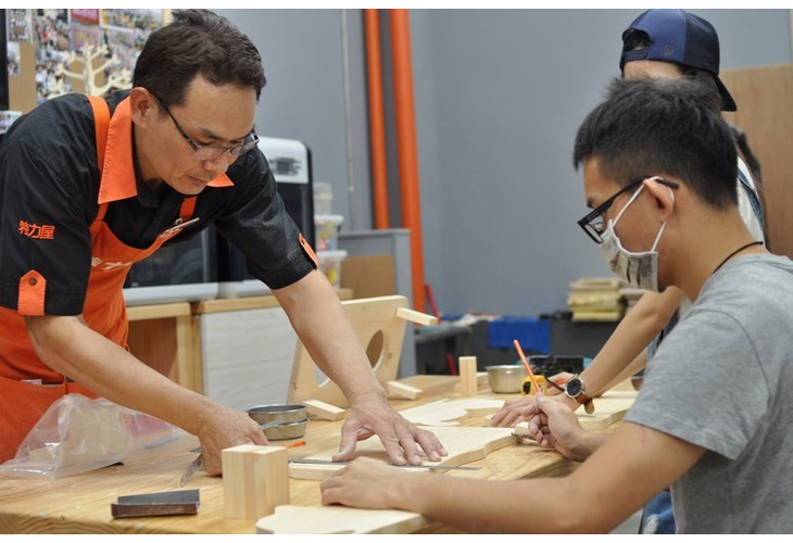 體驗縮圖 - 北中南【特力屋手創空間】萬聖節討糖趣手提盒DIY，”不給糖就搗蛋”穿上最拉風的COSPLAY裝，怎麼能少了吸睛的要糖手提盒，放進燈泡還能當小夜燈唷～這個黑夜讓人沒注意到你都難！一起為孩子的裝扮加點分！