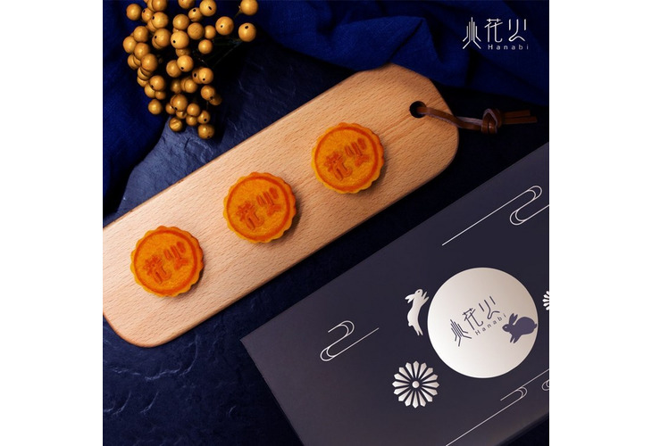 體驗縮圖 - 宅配【花火】手工奶黃月餅，港式月餅，純手工製作，餅皮金黃酥鬆、內餡蛋香濃郁，鹹甜交融不膩口，且層次豐富，咬上一口，在口中散發出的美味，充滿奶香與蛋黃，讓您越吃越涮嘴，禮盒包裝送禮、自用都有面子！