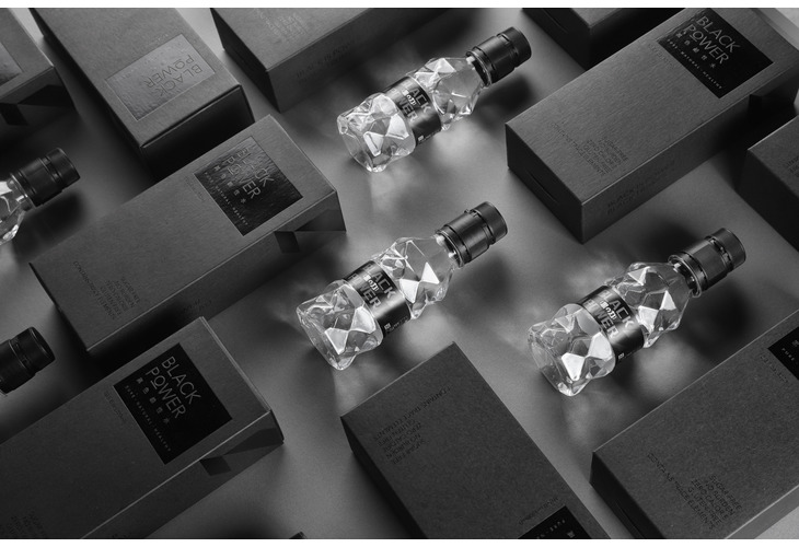 體驗縮圖 - 宅配【Black Power.水】黑色鹼性水，美國進口黑色天然礦物質與多種微量元素，補充流失的水分及電解質，平衡身體機能，SGS、騰德姆斯第三方檢驗合格，絕無添加任何食用色素，無農藥殘留，純淨自然無汙染。