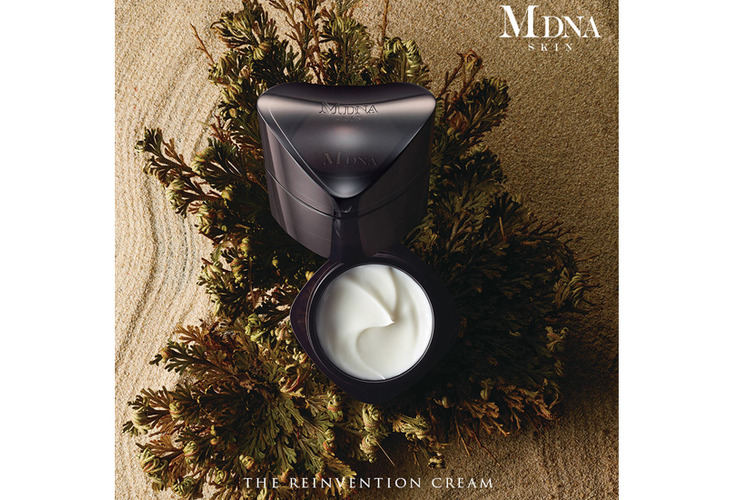 體驗縮圖 - 宅配【MDNA SKIN】全效賦活乳霜，深層保濕潤澤緩解乾荒肌，蘊含復活草幹細胞精華、三種復活草精華、M.T. PARCA，多重功效塑造無懼傷害的水潤光澤，保濕凝霜瞬間滲透至肌膚深層，打造滋潤飽滿的美麗肌膚。
