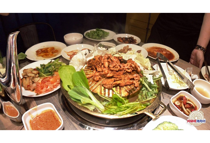 體驗縮圖 - 台北西門【阿豬嘻烤肉村】雙人韓式銅盤烤肉火鍋吃到飽，西門捷運步行2分鐘！豐富多樣的嚴選肉類及菜色，雞豬牛羊任君挑選，每塊肉都經特製醬汁醃製過！讓你細細品嘗多樣化道地韓式經典！