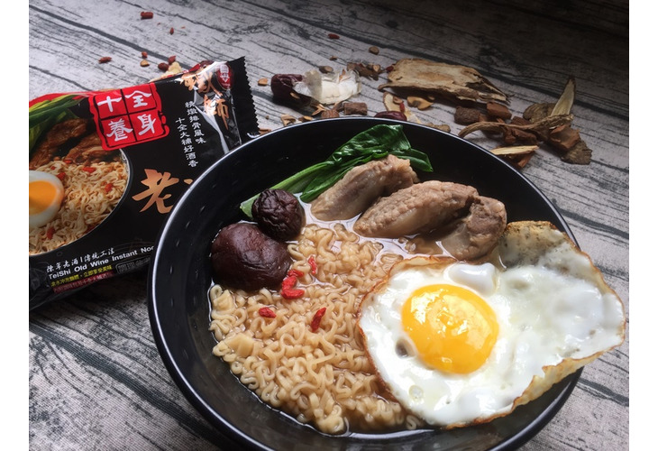 體驗縮圖 - 宅配【鐵獅酒麵】養身老酒麵＋紹興酒麵，３分鐘料理，快速暖身法！養身酒麵採十全中藥材以高粱酒泡製而成；紹興酒麵以糯米與特殊酒菊精釀而成，以酒入麵，入口即酒香撲鼻，沖泡後即享用充滿好酒飄香之風味麵！入秋之際快速滋養食補的選擇！