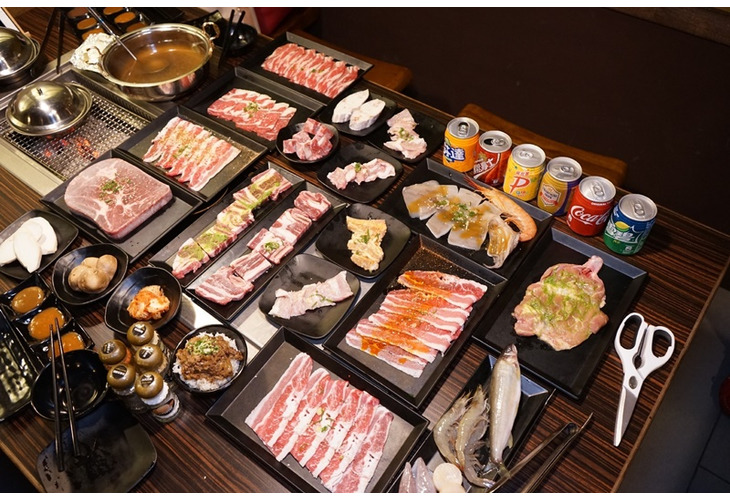 體驗縮圖 - 新竹東區【一燒十味昭和園東光町】2~3人日式無煙精緻燒烤+火鍋吃到飽，新鮮食材吃到飽！親切的桌邊服務！使用專業下吸式烤爐打造出無煙無味的上乘燒肉環境，讓您吃燒烤不怕滿身烤肉味！