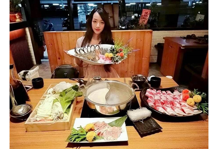 體驗縮圖 - 台北中山【婧傳火鍋】2~3人海陸雙享鍋，松江南京站步行5分鐘！金字塔般的推積重達1公斤特級肉品，再搭配活海鮮水產，特殊湯頭多樣化選擇！日式低調簡約的風格，適合約會或是三五好友聚餐！