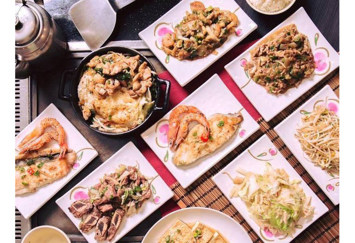 體驗縮圖 - 新北三重【自強鐵板燒】2~4人體板燒套餐，經鐵板煎烤逼出多於水分與油脂，精華滋味牢牢鎖在其中，肉味飄香，軟嫩多汁透著鹹香滋味，搭配獨特醬汁，讓人胃口大開全都掃光光！