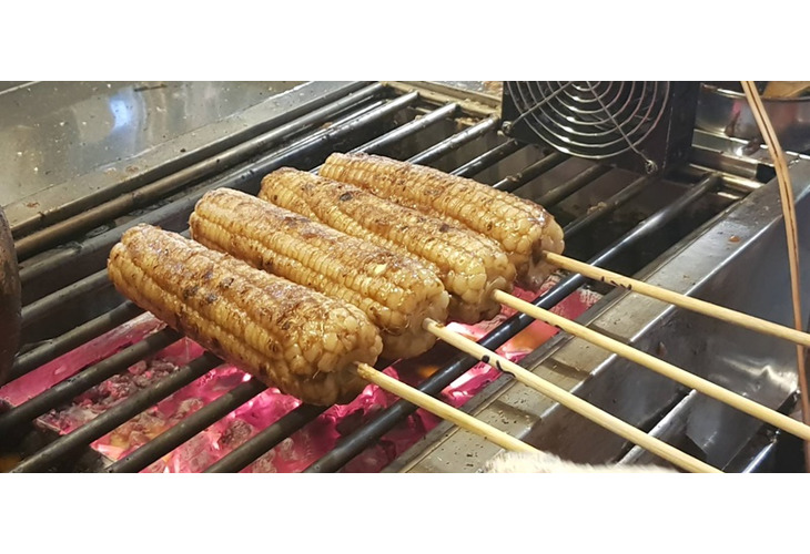體驗縮圖 - 台北大同【石頭香珍珠玉米】石頭悶烤玉米，寧夏夜市101號攤！先使用小黑石悶煮玉米再進炭火燒烤！新鮮配送，精選台灣雲林以南產地直送北部，保留玉米的高新鮮度！獨家醬汁純手工碳烤！等您來體驗不一樣的碳烤玉米！
