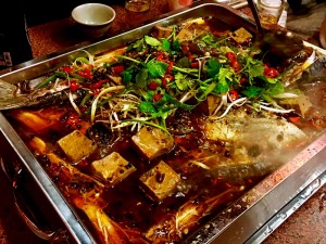 體驗縮圖 - 新北中和【饕出來援胃燒烤】2~4人麻辣魚/九尾雞/羊肉爐套餐，二十餘種中藥、八種辛香料、 數小時炒製的紅油，溫潤順口， 搭配獨門醬汁醃製的烤魚，魚身酥香，慢火直烤，香辣帶勁吃過都說讚！