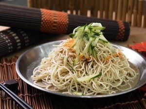 體驗縮圖 - 台北中山【陸地涼麵】清爽 Q 彈的新鮮涼麵，獨家搭配的涼麵醬料和新鮮配料，恰到好處的口感、濃香美味的醬汁、Ｑ嫩的麵條，再搭配店家製作的美味湯品，一場豐盛滿足的饗宴，令眾多老顧客愛不釋口！ 