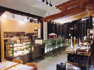 體驗縮圖 - 台南中西區【窖地家食堂】假日可 2-4人體驗，翻修清朝老宅邸、IG打卡景點！老宅無違合感融入Modern Fan吊扇的裝潢設計。