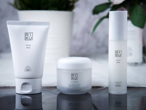 體驗縮圖 - 【RIKU】保濕亮白系列保養品，添加牛乳精華，使肌膚透亮嫩白，改善暗沉斑點，富含有高保濕及修護因子，滲透肌膚底層，補充肌膚流失的水分營養，打造水潤透亮肌，亮白肌膚24小時不間斷！清爽質地適合任何膚質。