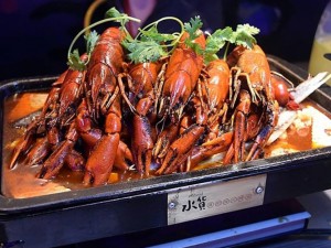 體驗縮圖 -  新北三重「水貨」炭火烤魚，「2人體驗」地表最強的「小龍蝦」搭配「重慶烤魚」！一口龍蝦一口啤酒的夏日美食。