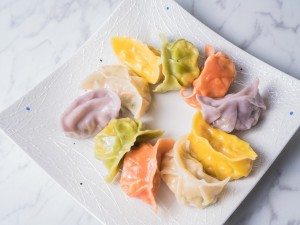 體驗縮圖 - 宅配【心玥水餃】頂級食材的手工水餃，一整塊鮭魚、整尾蝦仁都直接包進水餃，五種口味一次品嚐，嚴選外銷等級海鮮水產，薄皮配上滿滿的餡料，給您最鮮甜的好滋味！