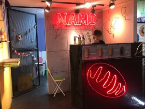 體驗縮圖 - 台中逢甲夜市【NAMI米熱狗】從韓國引進而來的韓式熱狗，外衣用麵粉加上米穀粉及麵包粉，口感更加酥脆，內裡包裹著德式香腸及香濃會拉絲的莫札瑞拉起司，愛吃起司的你絕對不能錯過！