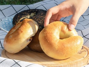 體驗縮圖 - 宅配【哈肯舖】初榨橄欖油貝果，嚴選日本JAS與歐盟CAFF有機認證的西班牙JCI初榨橄欖油，將6%的初榨橄欖油揉入貝果中，讓貝果口感柔韌且帶有青草微香，單吃就很好吃！有6種已上市口味+2種新口味邀您品嚐！