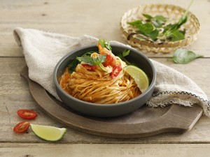 體驗縮圖 - 宅配【老媽拌麵】泰式紅咖哩+綠咖哩，由全球米其林推薦餐廳，泰國皇室御廚，藍象監製，黃金比例調配醬料加上手工關廟麵，味道醇厚香氣十足，純正泰式口味讓你胃口大開！