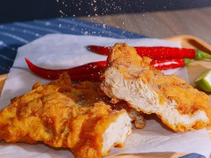 體驗縮圖 - 台北西門【虎舺炸雞】假日可體驗，捷運西門站步行5分鐘！每日新鮮醃製炸雞排，肉質多汁有彈性；酥脆外皮鮮嫩可口的炸雞翅，讓你一吃停不下來；內餡濃濃的芋頭丸包覆著麻糬和鹹蛋黃，大人小孩都愛的美味！