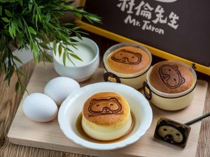 體驗縮圖 - 宅配【杜倫先生Mr.Turon】杜倫乳酪布丁燒+黑糖麻糬丸，嚴選放山雞蛋純手工製作的輕乳酪蛋糕、滑順綿密的烤布蕾再加上爆濃焦糖，每一口都是甜蜜滋味！黑糖丸使用黃豆粉、黑糖等天然食材製作，不黏不膩，好吃無負擔！