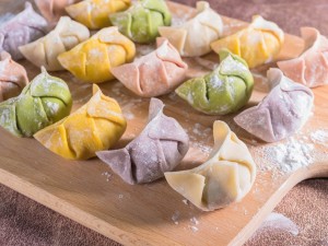 體驗縮圖 - 宅配【心玥水餃】頂級食材的手工水餃，一整塊鮭魚、整尾蝦仁都直接包進水餃，五種口味一次品嚐，嚴選外銷等級海鮮水產，薄皮配上滿滿的餡料，給您最鮮甜的好滋味！