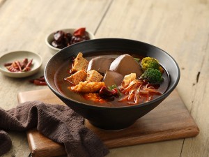 體驗縮圖 - 宅配【老媽拌麵】麻辣鴨血寬粉，由台灣傳統工法製成寬粉，搭配飽滿彈嫩純正鴨血，運用「川菜之魂」四川郫縣豆瓣，並加入3種辣椒所熬製的麻辣醬汁，搭配大骨慢火細熬湯頭，讓每一口都麻、辣、香、順！