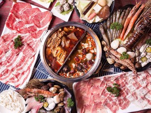 體驗縮圖 - 台北大同【大橋頭第一鍋物】2-4人分享火鍋套餐，8大湯底+主餐選擇超多樣，不論是龍蝦、海陸抑或是大肉盤，想吃什麼就點什麼！菜盤都可以換肉，還有明治冰品當作甜點，飲料更是免費暢飲～近捷運大橋頭及民權西路站，交通方便！