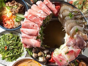 體驗縮圖 - 台北信義【阮小越越南料理】2-4人越式套餐，後山埤站步行3分鐘，集結南、北越中最具特色與美味的菜色，用新鮮熱帶蔬果、香料，結合當地料理手法，帶出酸鮮辛香兼具清爽的口感，喚醒您舌尖上的味蕾，讓越南菜散發出誘人的風情！